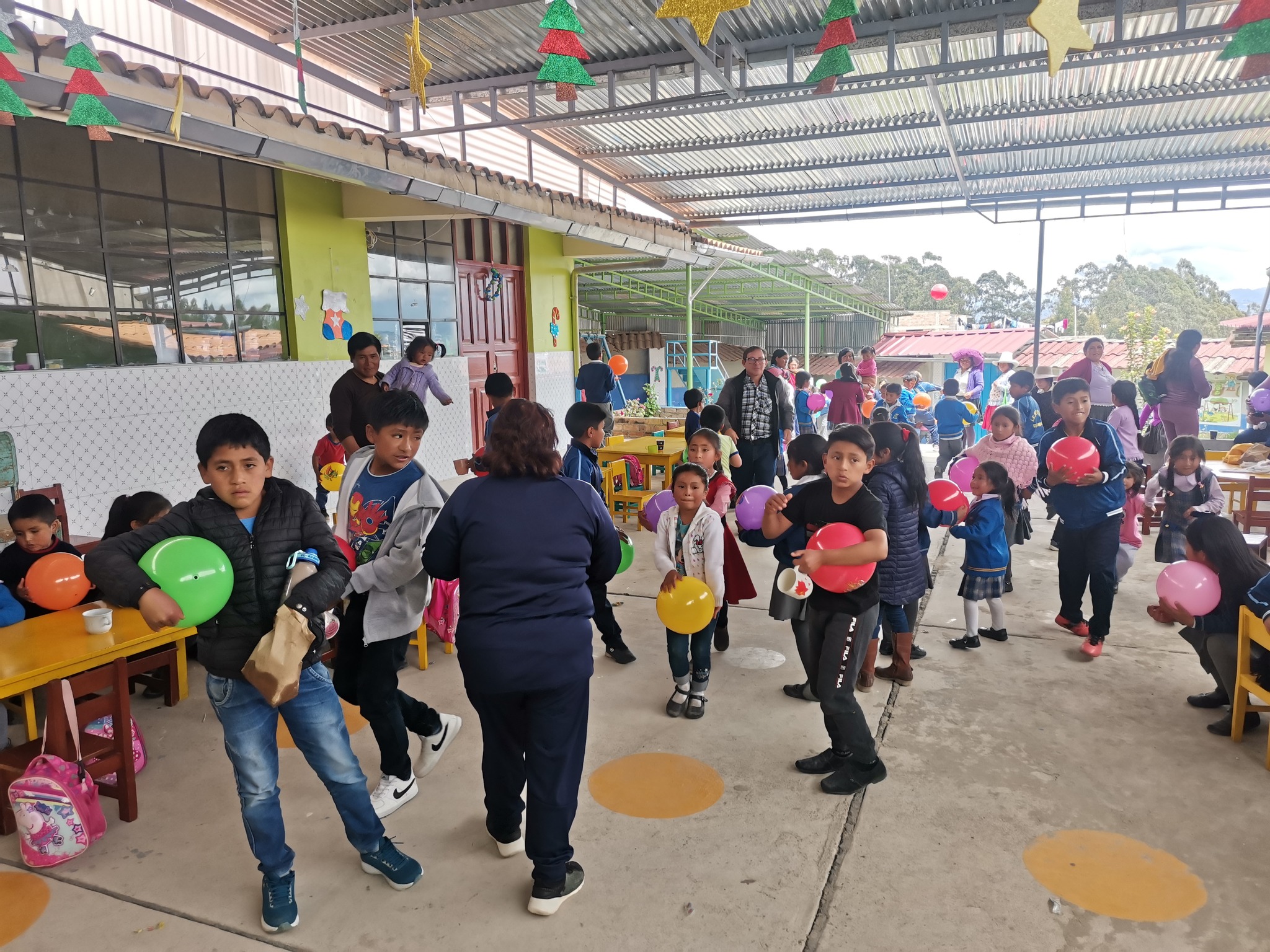 CENTRO DE IDIOMAS DE LA UNC LLEVA ALEGRÍA A NIÑOS POR NAVIDAD5
