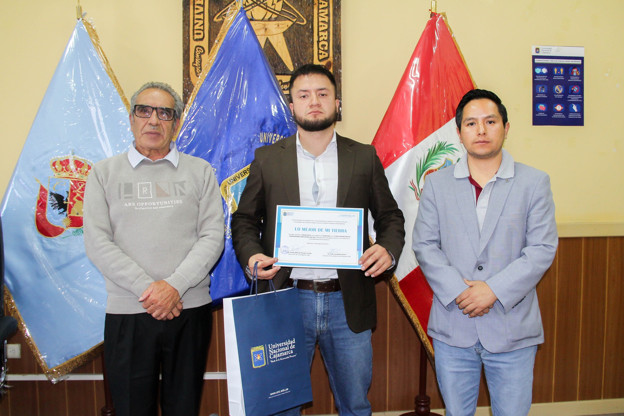 Premiación de ganadores de la II Feria Universitaria de Emprendimientos Innovadores 2025 4